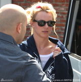 组图：布兰妮高调秀婚戒 与经纪人男友好事将近？