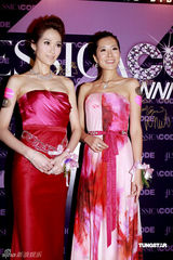 幻灯图：许志安出席时尚活动 谢婷婷短裙秀性感