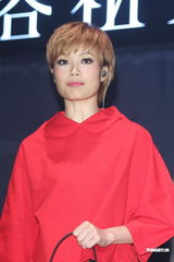 组图：容祖儿睽违11年台北开唱 一身大红烧乌龟