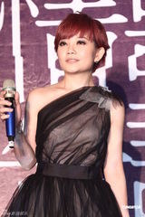 组图：梁静茹清爽短发亮相发片会 老公现身支持 