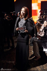 组图：王珞丹亮相秀场气场十足