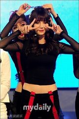 组图：韩女团舞台装尺度无下限 薄纱透视露底