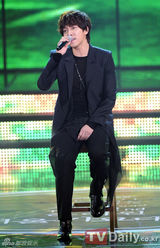 组图：首尔歌谣大赏 朴春甩掉鞋水晶露腹肌