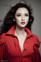 高清图：张萌红裳抖擞 红红火火贺新春