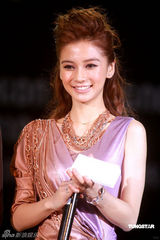 高清图：angelababy主持时装秀 紧致礼服显曼妙身姿