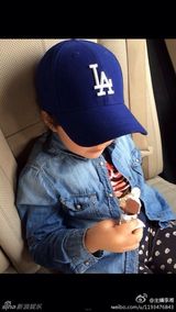 组图：王诗龄吃冰激凌大快朵颐