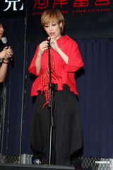 组图：容祖儿睽违11年台北开唱 一身大红烧乌龟