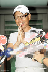 组图：selina今日大婚 任爸送早餐给媒体展亲民