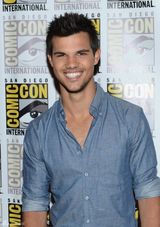 组图：斯图尔特露腰Tee荧光短裙晒长腿动漫展抢镜