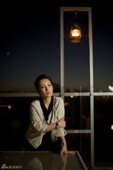 组图：秦海璐登《famous名》 时尚大片优雅淡然