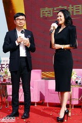 组图：章子怡流苏黑裙现身商业活动