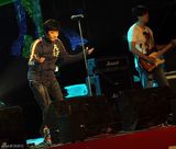 组图：唐朝郑钧等献唱棋盘山秀湖摇滚音乐节