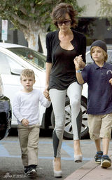 幻灯图集：维多利亚带两个儿子外出 展慈母情怀