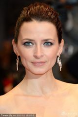 组图：柏林闭幕红毯 超模伊娃黑裙雪肤显风情