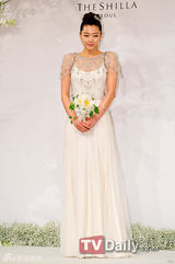 组图：韩星全智贤婚前记者会优雅高贵谈求婚细节