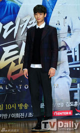 组图：权相佑珉豪等亮相《医学团队》发布会