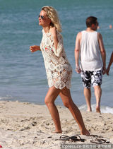 组图：球星法尔考海中爱抚娇妻 舔肚脐极度高调