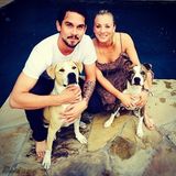 组图：《大爆炸》佩妮结婚 与新婚丈夫甜蜜满满