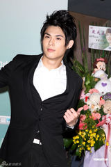 组图：炎亚纶等出席戏剧首映 自曝床戏越看越精彩 