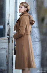 组图：绯闻女孩布莱克拍新片 驼色大衣掀怀旧风