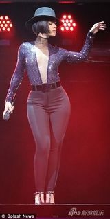 组图：艾丽西亚洛杉矶开唱 透视开胸衫大跳热舞