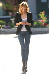 高清组图：艾玛-罗伯兹街拍 小西装外套搭配潮鞋