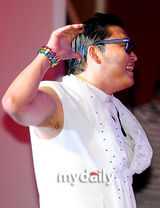 组图：韩歌手PSY釜山演唱会大跳《江南Style》