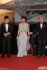 组图：金燕玲纱裙飘逸 牵手钱嘉乐亮相红毯