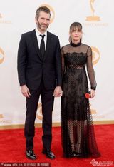 组图：《傲骨贤妻》阿曼达与老公亮相艾美红毯