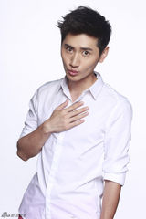 组图：李彦希清爽写真 尽显阳光型男无限活力