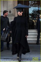 组图：Gaga夸张三角帽遮视线 当街撩裙秀美腿