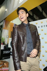 组图：彭于晏帅气现身笑容优雅魅力十足