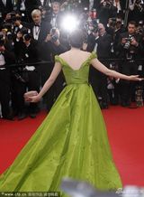 组图：张雨绮亮相红毯 绿裙深V爆乳抛飞吻