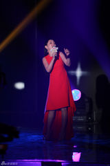 组图：杨钰莹主持首秀娇嗔 明艳红裙笑容甜美