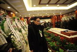 组图：导演路学长追悼会 王小帅现身葛优送花圈