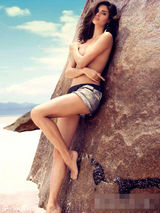 组图：超模桑帕约海滩写真半裸出镜 大秀微笑臀