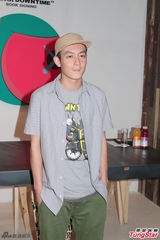 组图：陈冠希帅气亮相 听闻阿娇分手送祝福