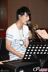 组图：严爵害羞不露人鱼线 女记者上阵验收