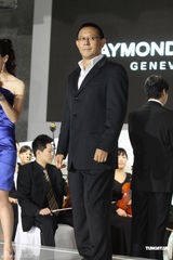 组图：姜文对妻子呵护有加 周韵与男模热聊晾老公