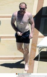 幻灯图：韦恩-鲁尼夫妇享受日光浴 俯身讨亲秀恩爱