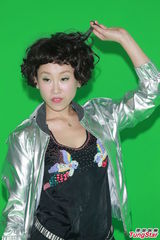 组图：吴君如加拍《金鸡》重口戏 怀抱大香蕉