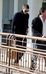 组图：查理兹-塞隆穿深蓝毛衣带黑超酷帅街拍