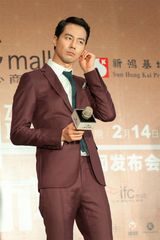 高清图：长腿男神赵寅成亲和 大摆POSE不忘卖萌