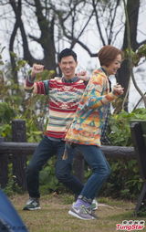 组图：郑秀文、张家辉《失恋急让》海报曝光