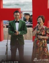 组图:全智贤着无袖裙抱双臂取暖 任达华西装帅气