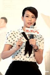 幻灯图：何润东给“美女老板”景甜当“男佣”