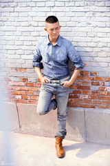 组图：杨志刚夏日牛仔写真彰显个性