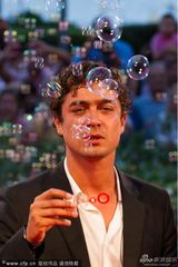 组图：弗朗西斯卡助阵《沙漠驼影》 美胸隐现