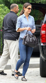 组图：凯蒂-赫尔姆斯带苏瑞玩耍显露母爱