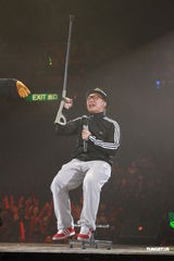 组图：杨千嬅挺大肚捧场梁汉文 陈奕迅夫妇亮相